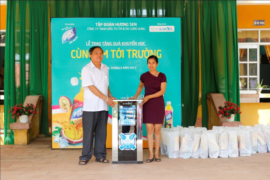 Đơn vị đồng hành máy lọc nước Karofi Việt Nam trao tặng mỗi trường tiểu học một máy lọc nước, mang nước uống sạch tới các em học sinh. Đơn vị đồng hành máy lọc nước Karofi Việt Nam trao tặng mỗi trường tiểu học một máy lọc nước, mang nước uống sạch tới các em học sinh.