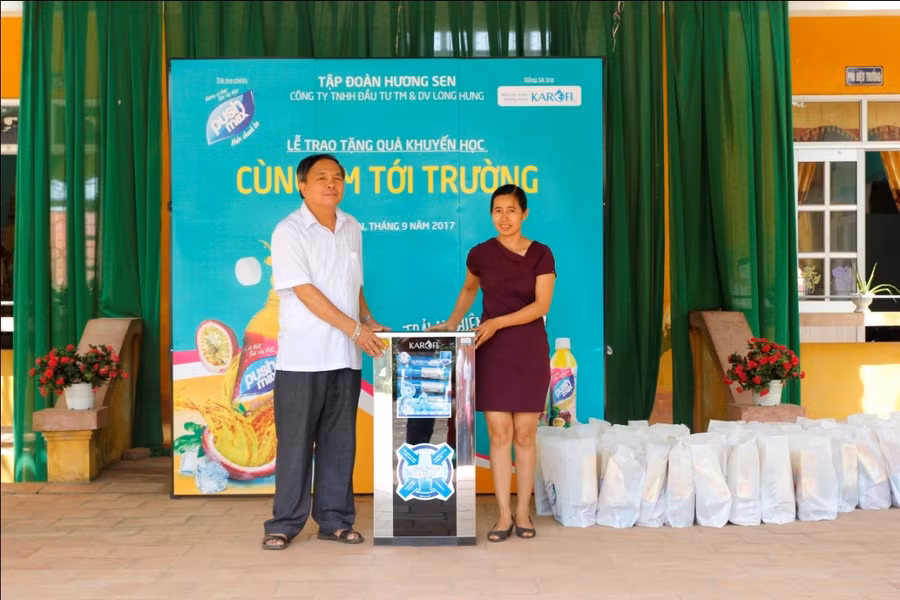 Đơn vị đồng hành máy lọc nước Karofi Việt Nam trao tặng mỗi trường tiểu học một máy lọc nước, mang nước uống sạch tới các em học sinh.
