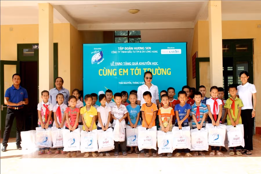 Trao tặng quà cho các em học sinh trường tiểu học Sảng Mộc, huyện Võ Nhai, tỉnh Thái Nguyên