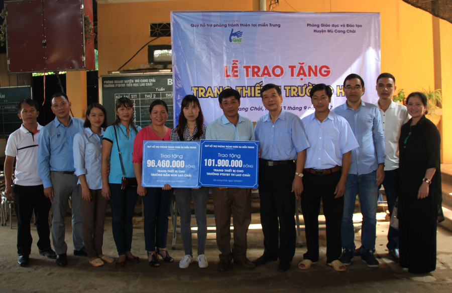 Đoàn trao gói trang thiết bị cho 2 trường Tiểu học và PT Dân tộc bán trú Lao Chải