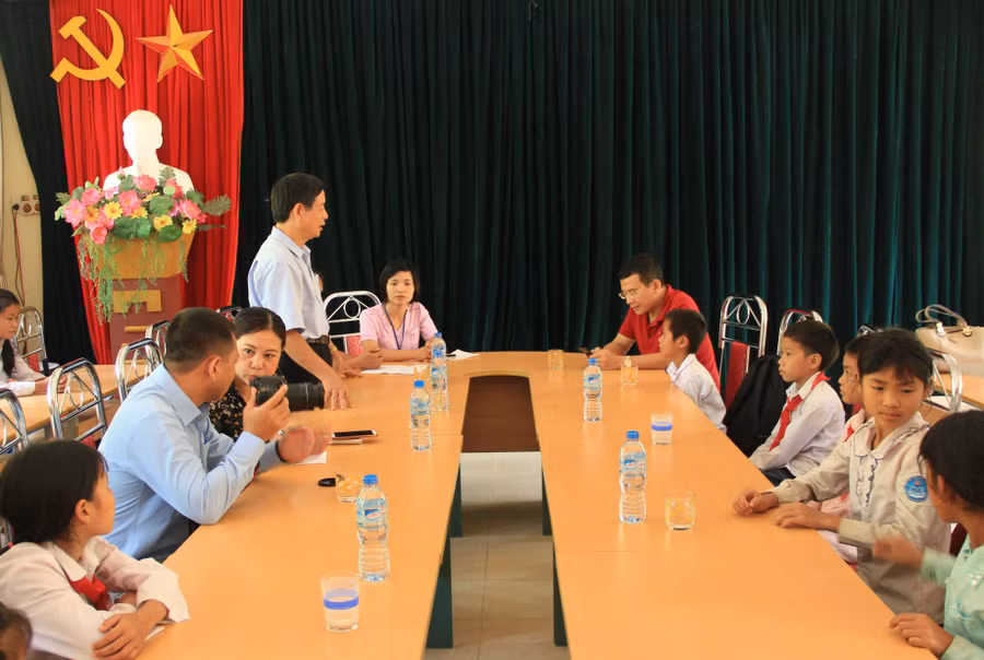 Đoàn công tác của Quỹ Hỗ trợ phòng tránh thiên tai miền Trung trao quà cho các em trường Tiểu học và PTCS Nậm Păm, Mương La, Sơn La