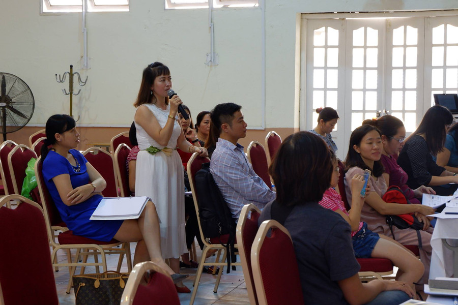 Các phụ huynh chia sẻ kinh nghiệm và đặt các câu hỏi cho diễn giả. Các phụ huynh chia sẻ kinh nghiệm và đặt các câu hỏi cho diễn giả.