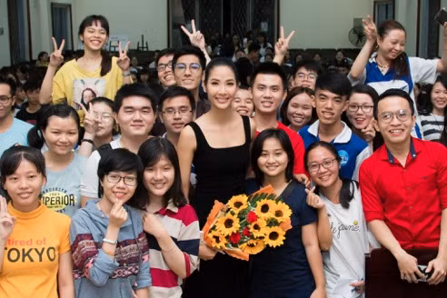 Á hậu Hoàng Thùy cùng các sinh viên trong chương trình “SGU UNITOUR” với chủ đề “Người Việt trẻ trong thời kỳ toàn cầu hóa”