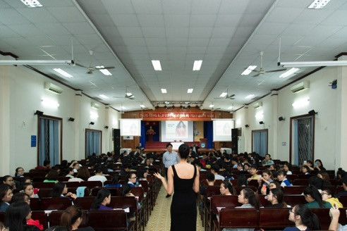 Á hậu trở thành sperker và các sinh viên chăm chú lắng nghe theo từng lời nói của cô. Á hậu trở thành sperker và các sinh viên chăm chú lắng nghe theo từng lời nói của cô.