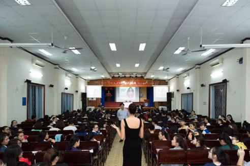 Á hậu trở thành sperker và các sinh viên chăm chú lắng nghe theo từng lời nói của cô.