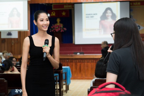 Á hậu Hoàng Thùy đối thoại cùng sinh viên về bản lĩnh vươn tới thành công. Á hậu Hoàng Thùy đối thoại cùng sinh viên về bản lĩnh vươn tới thành công.