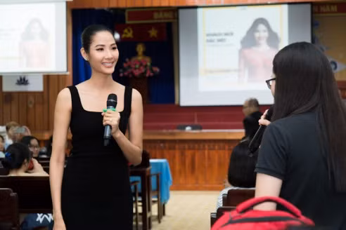 Á hậu Hoàng Thùy đối thoại cùng sinh viên về bản lĩnh vươn tới thành công.
