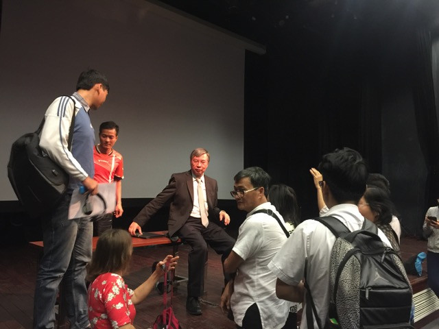 Kết thúc hội thảo nhưng có rất nhiều các em sinh viên và khán giả vẫn muốn tiếp tục trao đổi.