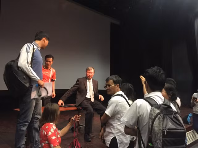 Kết thúc hội thảo nhưng có rất nhiều các em sinh viên và khán giả vẫn muốn tiếp tục trao đổi.