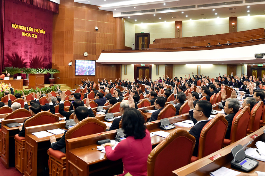 Các đồng chí Trung ương thông qua chương trình Hội nghị. Ảnh: VGP Các đồng chí Trung ương thông qua chương trình Hội nghị. Ảnh: VGP
