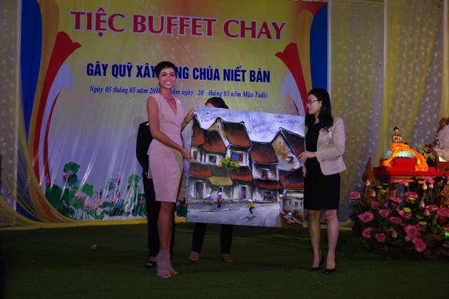 Bức tranh “Phố cổ” có ba chữ kí của Hoa hậu H’Hen Niê, Á Hậu Hoàng Thuỳ và Á hậu Mâu Thuỷ.