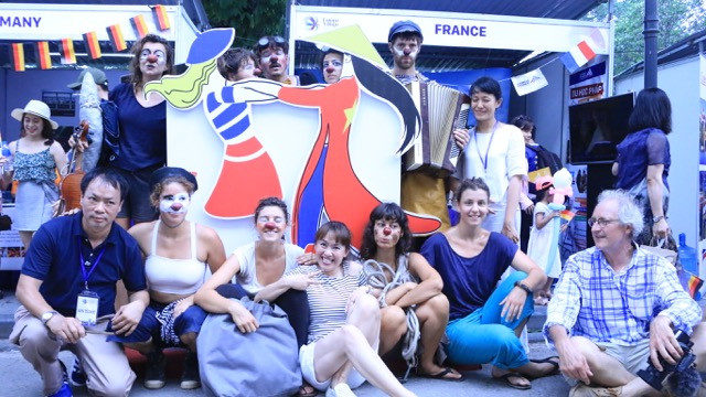 Các nghệ sỹ Be Clown chụp ảnh lưu niệm bên gian hàng đại sứ quán Pháp trong “Ngôi làng châu Âu”. Các nghệ sỹ Be Clown chụp ảnh lưu niệm bên gian hàng đại sứ quán Pháp trong “Ngôi làng châu Âu”.