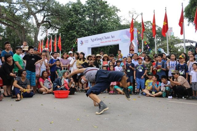 Hề xiếc đương đại: Biển gió lặng! trình diễn ngay trên phố đi bộ quanh hồ Hoàn kiếm Hề xiếc đương đại: Biển gió lặng! trình diễn ngay trên phố đi bộ quanh hồ Hoàn kiếm
