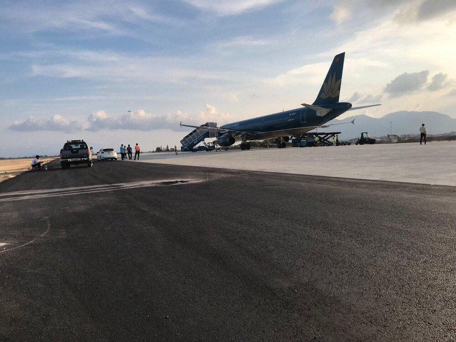 Đường băng số 02 của Cảng HKQT Cam Ranh chưa được đưa vào sử dụng, nhưng máy bay của Vietnam Airlines vẫn được hướng dẫn hạ cánh xuống đó