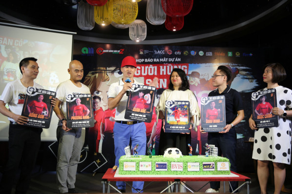 Các khách mời cùng các chuyên gia cùng cầm “thẻ siêu cầu thủ’ để tham gia “Người Hùng Sân Cỏ”.