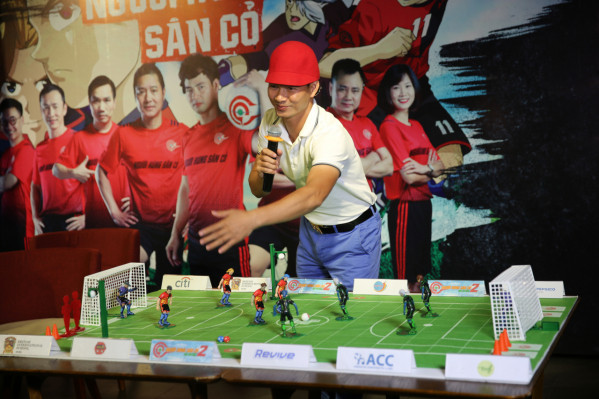 Xuân Bắc giới thiệu về dự án trên mô hình sân cỏ mini.