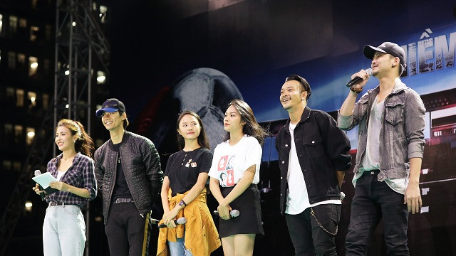 Giây phút giao lưu của đoàn làm phim với sinh viên