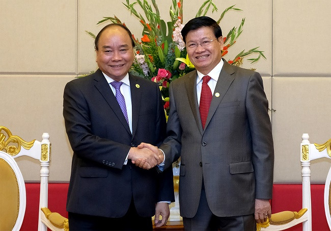 Thủ tướng Nguyễn Xuân Phúc và Thủ tướng Lào Thongloun Sisoulith. Ảnh: VGP Thủ tướng Nguyễn Xuân Phúc và Thủ tướng Lào Thongloun Sisoulith. Ảnh: VGP