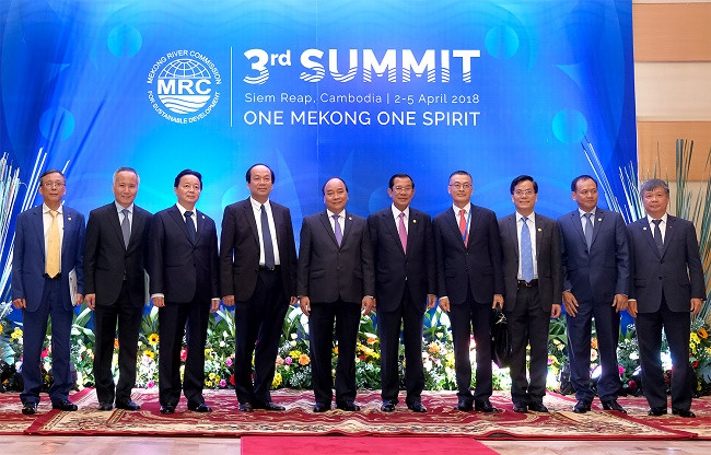 Thủ tướng Nguyễn Xuân Phúc, Thủ tướng Hun Sen và Đoàn Việt Nam. Ảnh: VGP Thủ tướng Nguyễn Xuân Phúc, Thủ tướng Hun Sen và Đoàn Việt Nam. Ảnh: VGP