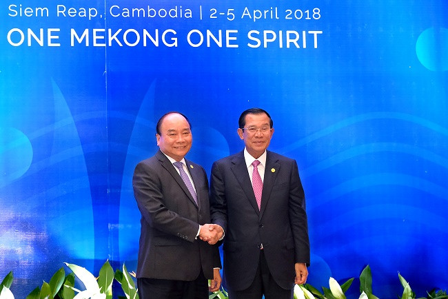 Thủ tướng Nguyễn Xuân Phúc và Thủ tướng Campuchia Hun Sen. Ảnh: VGP Thủ tướng Nguyễn Xuân Phúc và Thủ tướng Campuchia Hun Sen. Ảnh: VGP