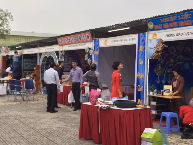 Các gian trưng bày trước giờ khai mạc