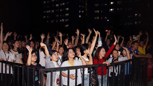 Các bạn sinh viên sôi động trong buổi giao lưu