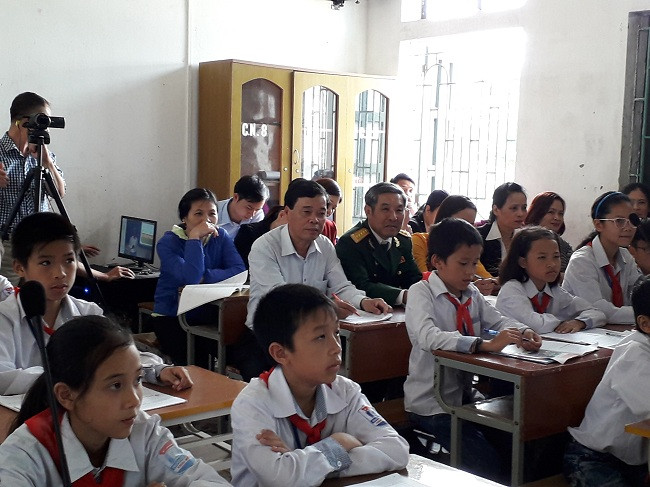 Lãnh đạo, chuyên viên Phòng GD&ĐT Thái Thụy, Đại tá Phạm Minh Tuấn, nguyên chủ nhiệm bộ môn lịch sử Đảng, Học viện Kĩ thuật Quân sự cùng các thầy cô giáo, các em học sinh tại điểm cầu trường THCS Thái Phúc Lãnh đạo, chuyên viên Phòng GD&ĐT Thái Thụy, Đại tá Phạm Minh Tuấn, nguyên chủ nhiệm bộ môn lịch sử Đảng, Học viện Kĩ thuật Quân sự cùng các thầy cô giáo, các em học sinh tại điểm cầu trường THCS Thái Phúc