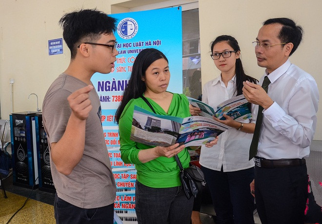 Ông Lê Đình Nghị - Trưởng phòng Đào tạo trao đổi với phụ huynh và học sinh. Ông Lê Đình Nghị - Trưởng phòng Đào tạo trao đổi với phụ huynh và học sinh.