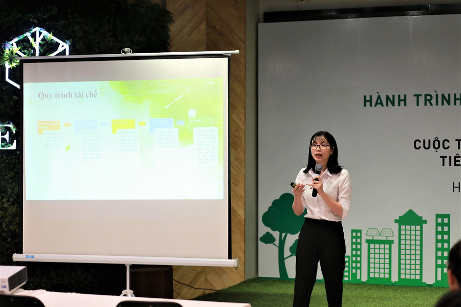 Đào Thị Tuyết Nhung - tác gảa của bài thi đạt giải nhất giới thiệu về ý tưởng tái sử dụng giấy in viết làm vật liệu trang trí Đào Thị Tuyết Nhung - tác gảa của bài thi đạt giải nhất giới thiệu về ý tưởng tái sử dụng giấy in viết làm vật liệu trang trí