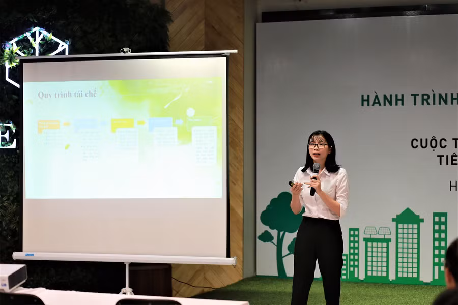 Đào Thị Tuyết Nhung - tác gảa của bài thi đạt giải nhất giới thiệu về ý tưởng tái sử dụng giấy in viết làm vật liệu trang trí