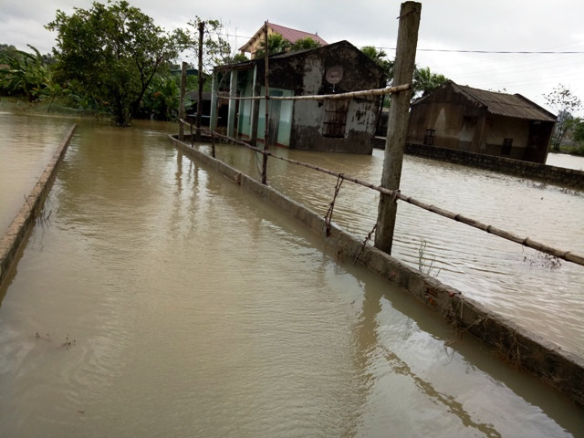 Ngôi nhà của người dân thôn Hòa Lâm, xã Trường Lâm (Tĩnh Gia, Thanh Hóa) ngập trong nước lũ.