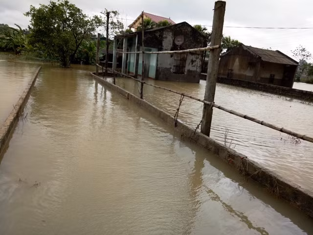 Ngôi nhà của người dân thôn Hòa Lâm, xã Trường Lâm (Tĩnh Gia, Thanh Hóa) ngập trong nước lũ.