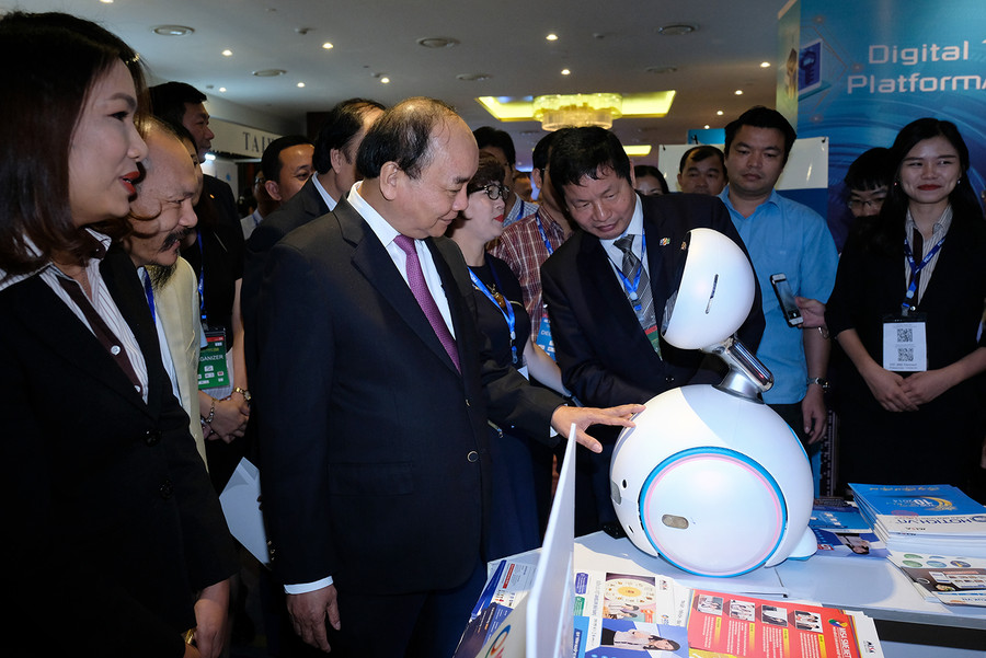 Thủ tướng thăm các gian trưng bày sản phẩm công nghệ tại Diễn đàn. Ảnh: VGP Thủ tướng thăm các gian trưng bày sản phẩm công nghệ tại Diễn đàn. Ảnh: VGP