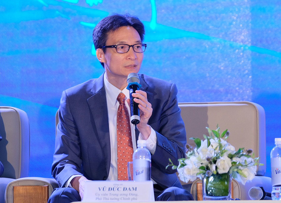 Phó Thủ tướng Vũ Đức Đam trao đổi tại Diễn đàn cấp cao và Triển lãm quốc tế về công nghiệp 4.0. Ảnh: VGP Phó Thủ tướng Vũ Đức Đam trao đổi tại Diễn đàn cấp cao và Triển lãm quốc tế về công nghiệp 4.0. Ảnh: VGP
