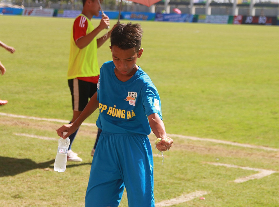 Các cầu thủ tạm nghỉ uống nước vài lần trong lúc trận đấu diễn ra Các cầu thủ tạm nghỉ uống nước vài lần trong lúc trận đấu diễn ra