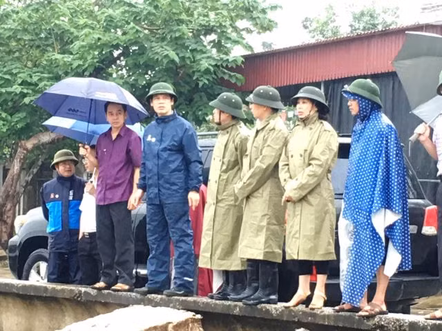 Chủ tịch UBND tỉnh Thanh Hóa Nguyễn Đình Xứng (thứ 2 từ trái sang) chỉ đạo công tác phòng, chống bão số 3.