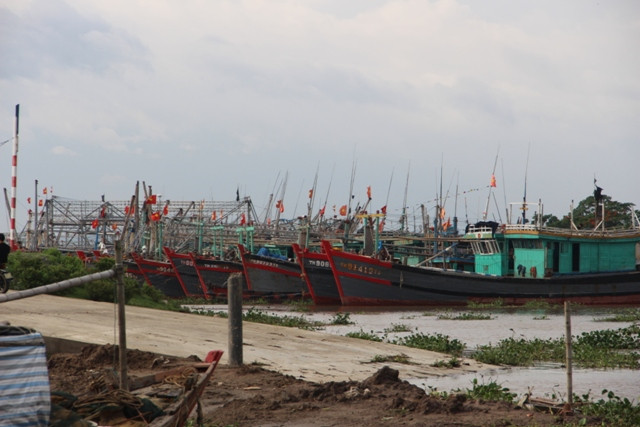 Tàu, thuyền của ngư dân Thanh Hóa vào neo đậu tại âu tránh bão xã Hòa Lộc, huyện Hậu Lộc (Thanh Hóa).