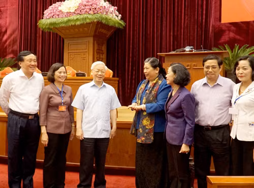 Tổng Bí thư Nguyễn Phú Trọng trao đổi với các đại biểu. Ảnh: VGP