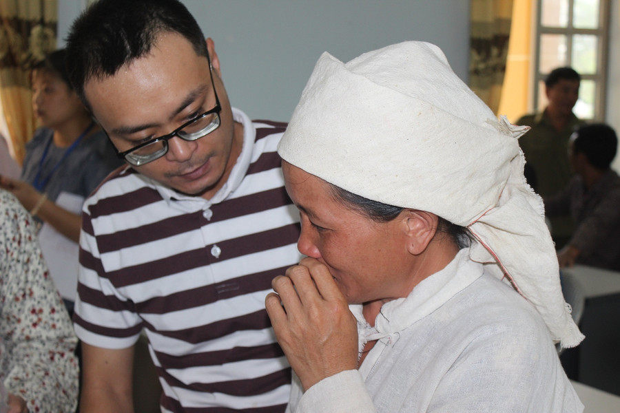 Hình ảnh người vợ đến nhận quà hỗ trợ vẫn đeo vành khăn tang chồng khiến không khí dường như chùng xuống. Hình ảnh người vợ đến nhận quà hỗ trợ vẫn đeo vành khăn tang chồng khiến không khí dường như chùng xuống.