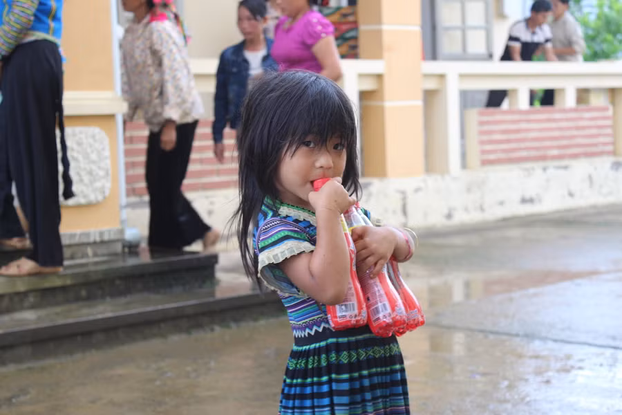 Niềm vui khi được nhận quà của một em bé