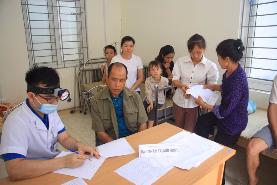 Tặng quà, tư vấn khám bệnh, phát thuốc miễn phí cho hơn 500 người dân xã Dân Chủ ảnh 4