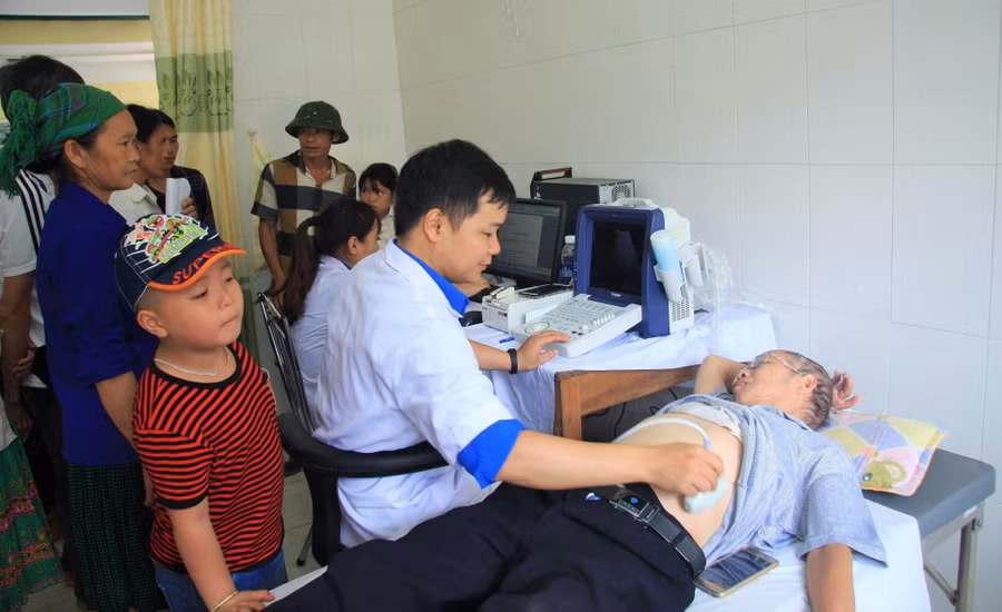 Tặng quà, tư vấn khám bệnh, phát thuốc miễn phí cho hơn 500 người dân xã Dân Chủ ảnh 3