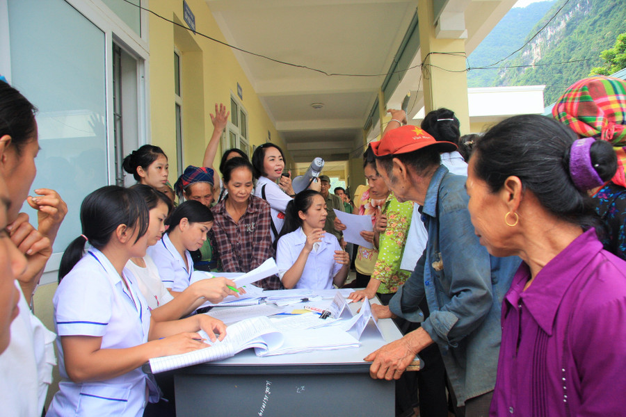 Tư vấn, hướng dẫn người dân tới khám bệnh. Các thầy thuốc trong đoàn tình nguyện viên kiểm tra,tư vấn sức khỏe cho người dân xã Dân Chủ Tư vấn, hướng dẫn người dân tới khám bệnh. Các thầy thuốc trong đoàn tình nguyện viên kiểm tra,tư vấn sức khỏe cho người dân xã Dân Chủ