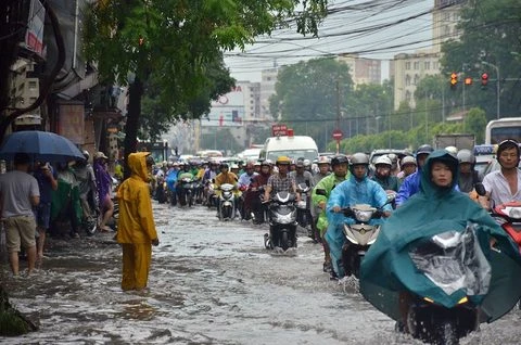 Cơn mưa lớn kéo dài hơn 1 giờ đồng hồ đã khiến nhiều tuyến phố Hà Nội ngập trong nước (Ảnh theo CAO)