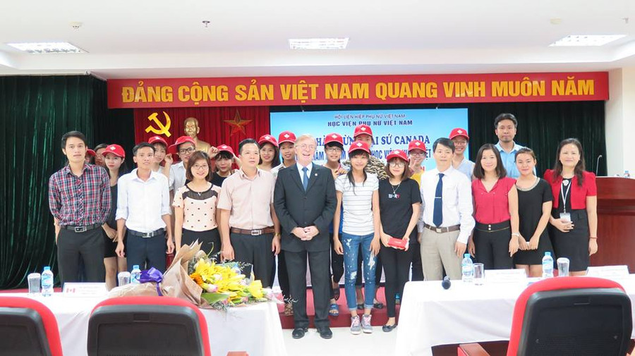 Sinh viên Học viện giao lưu với Ngài David Devine - Đại sứ Canada tại Việt Nam Sinh viên Học viện giao lưu với Ngài David Devine - Đại sứ Canada tại Việt Nam