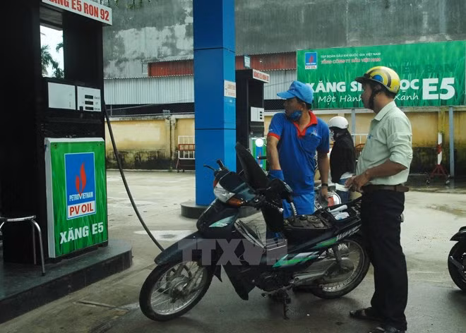 Các cửa hàng trực thuộc Petrolimex triển khai bán xăng sinh học E5.