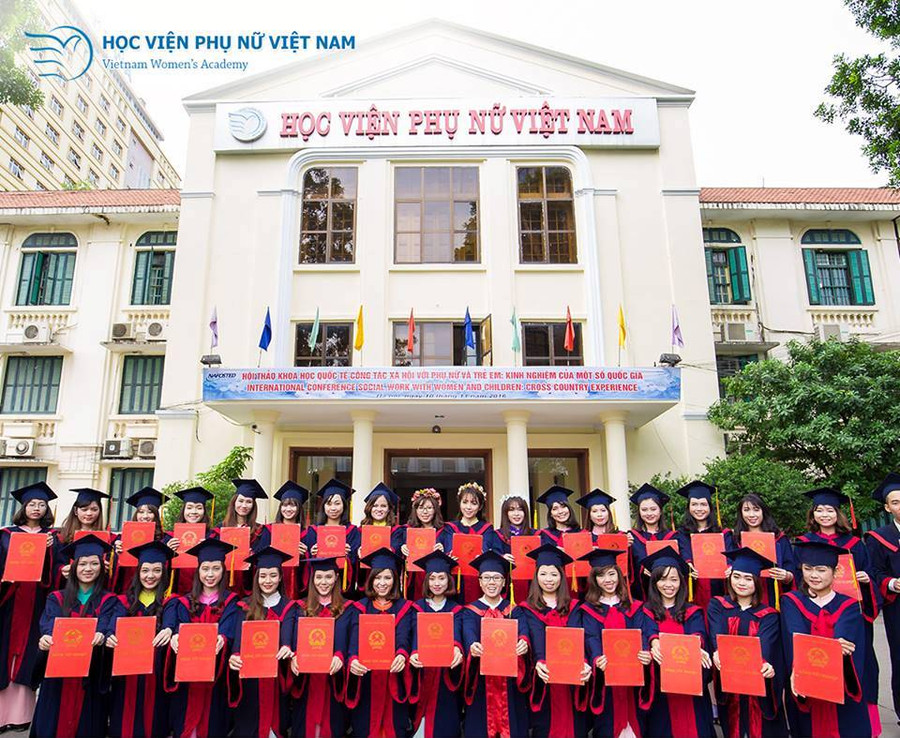 Sinh viên khóa I tốt nghiệp năm 2017 chụp ảnh lưu niệm tại khuôn viên Học viện Sinh viên khóa I tốt nghiệp năm 2017 chụp ảnh lưu niệm tại khuôn viên Học viện