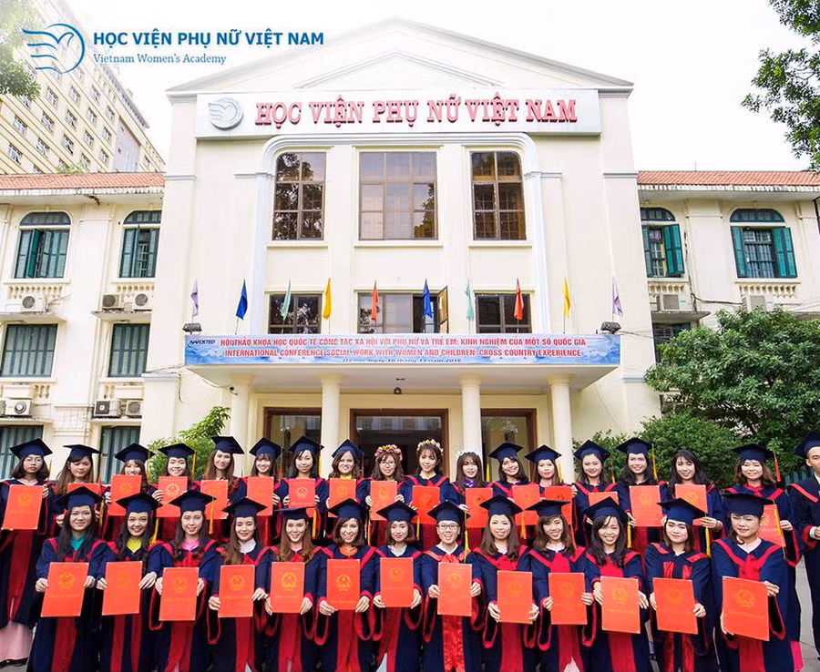 Sinh viên khóa I tốt nghiệp năm 2017 chụp ảnh lưu niệm tại khuôn viên Học viện