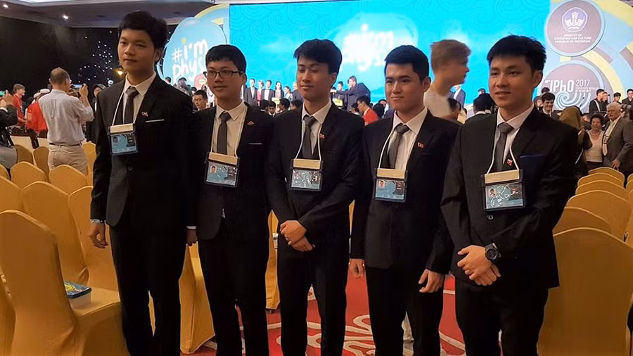 Đoàn Việt Nam làm nên thành tích lịch sử tại Olympic quốc tế Vật Lý 2017.