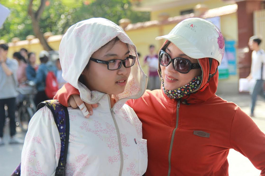 Nụ cười của phụ huynh và thí sinh sau kỳ thi